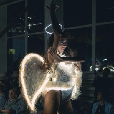 Девушки в световых костюмах ангелов от QUINTESSENCE. Номер ANGELS