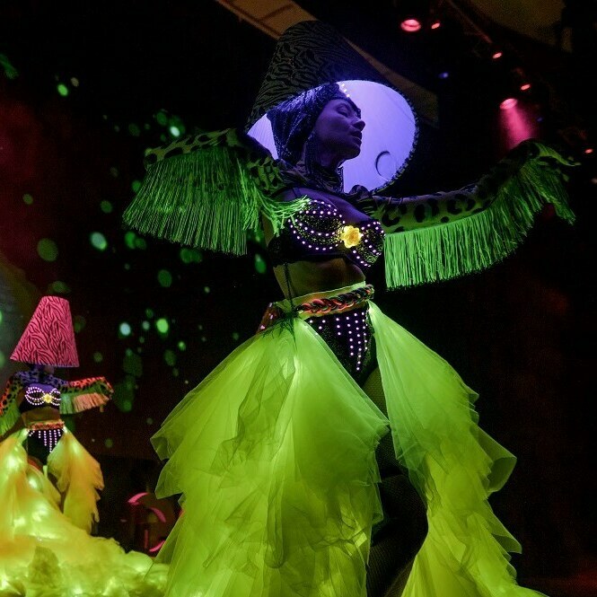 LUSTRA SHOW - восемь артистов в световых костюмах с абажурами на сцене от шоу QUINTESSENCE