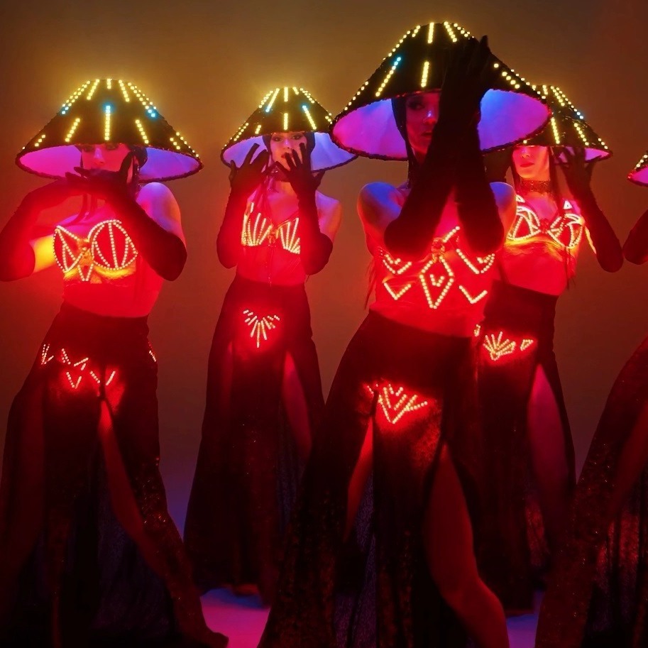 LADIES IN RED световой танцевальный номер девушек торшеров от SHOW QUINTESSENCE