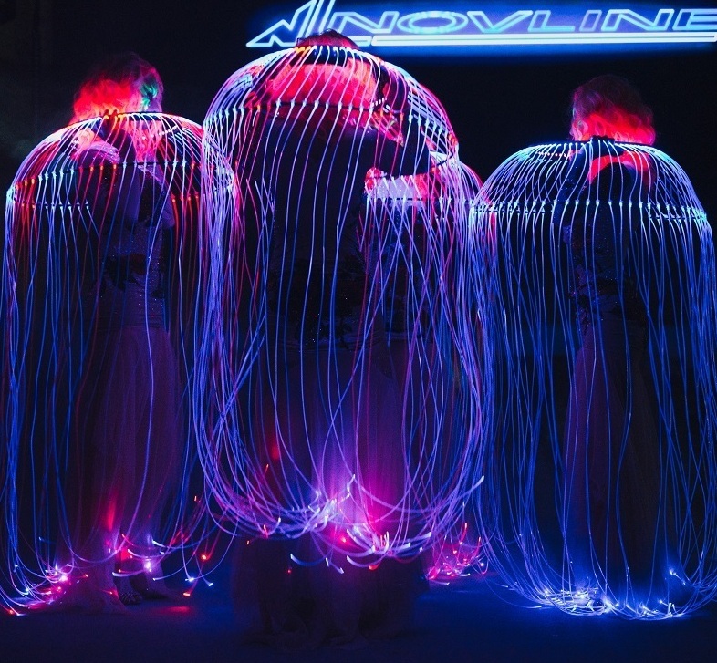 Шоу где крутящиеся светящиеся костюмы