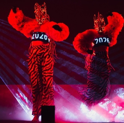 Артисты на китайский новый год в образе лошади Артисты на китайский новый год в образе лошади