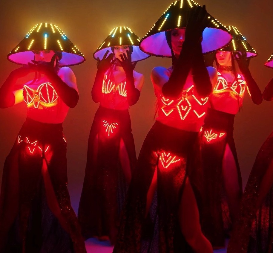LADIES IN RED световой танцевальный номер девушек торшеров от SHOW QUINTESSENCE