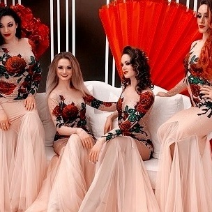 Девушки на вэлком в элегантных платьях