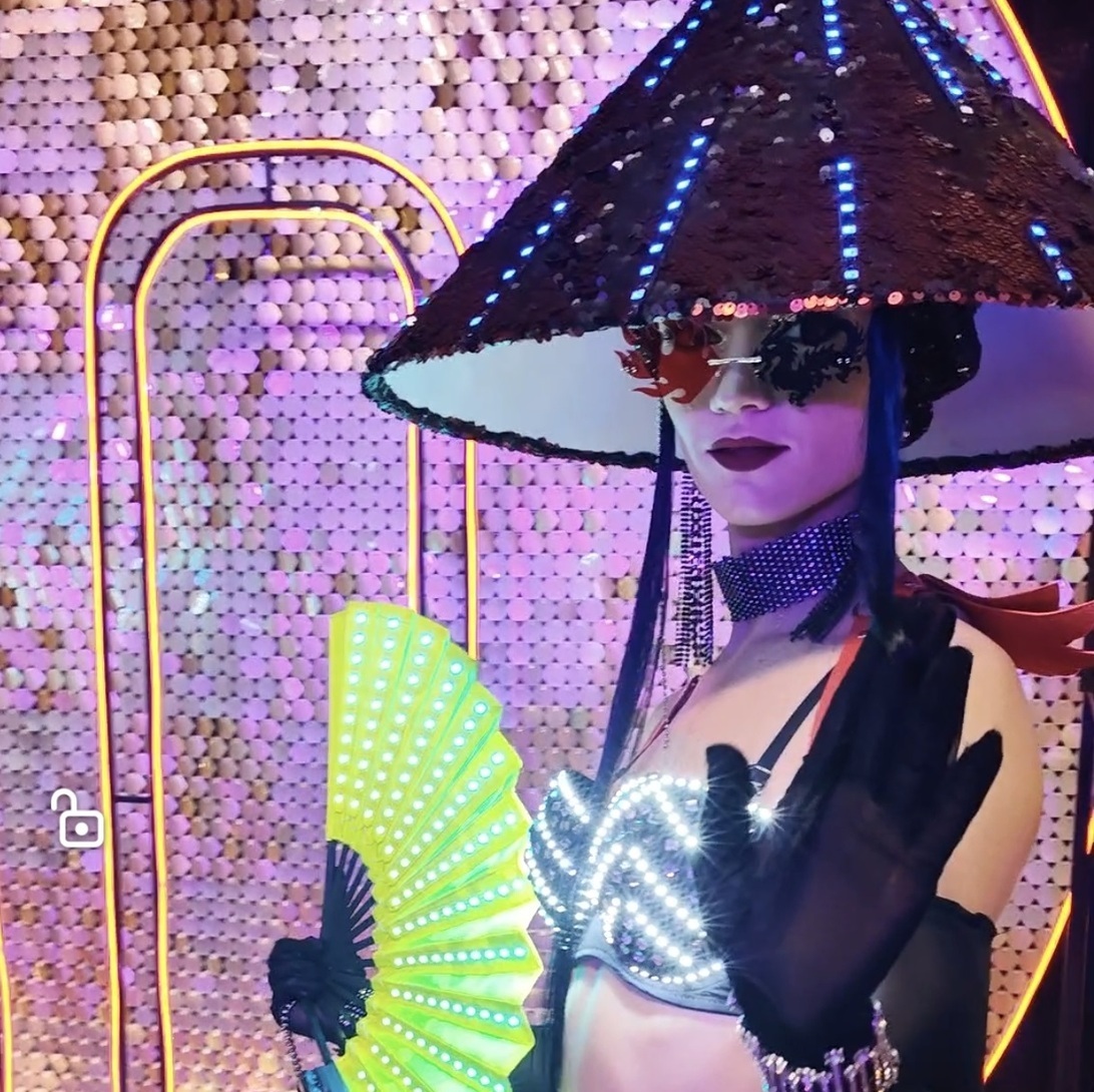 Девушка с абажуром на голове на мероприятие