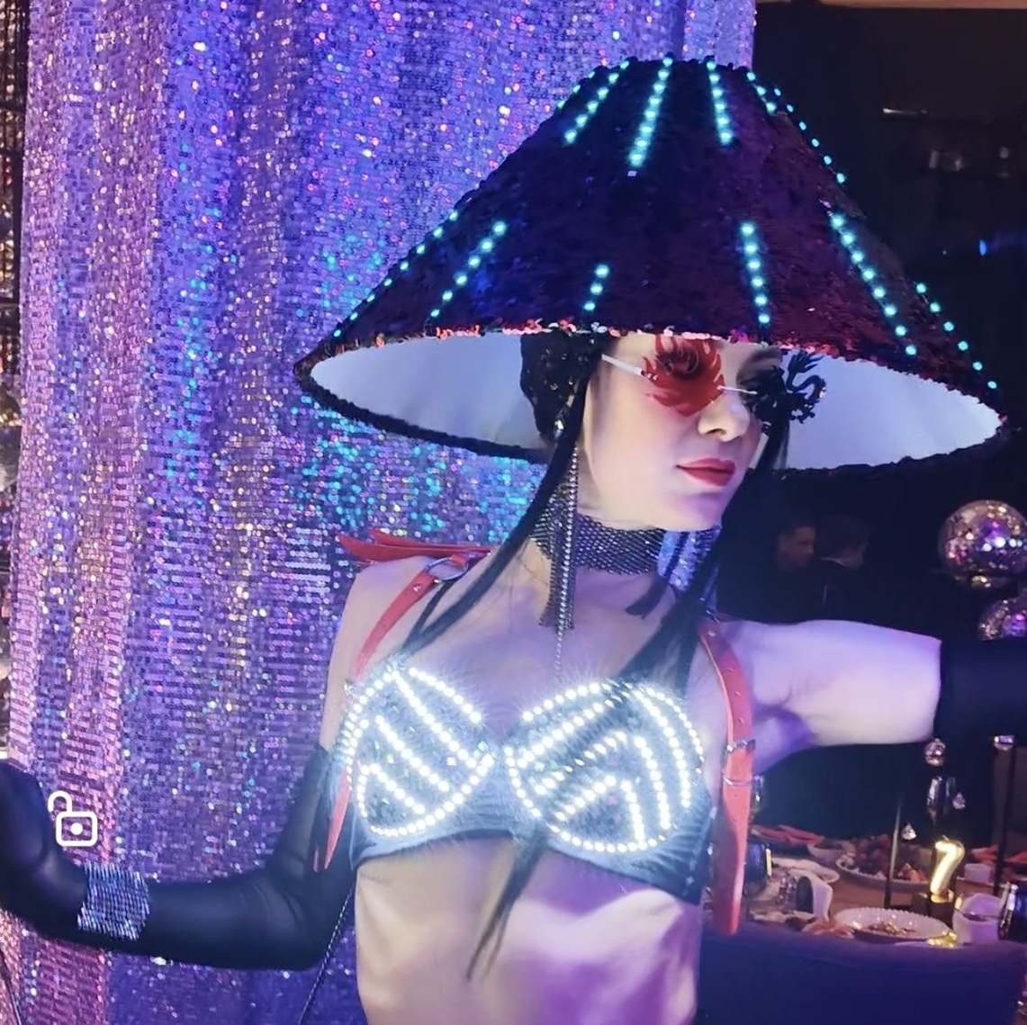 Девушка в абажуре на вэлком зону