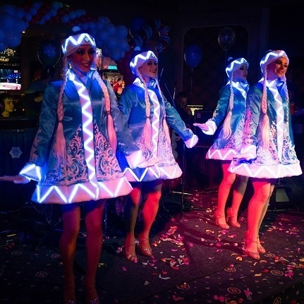 Танец световых снегурочек на новый год от шоу QUINTESSENCE