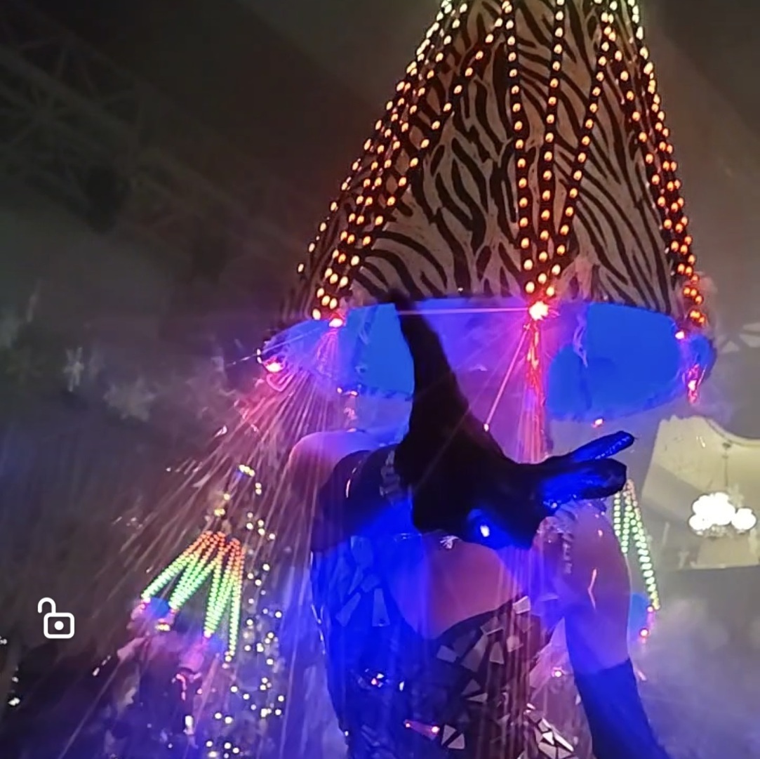 Артисты в светодиодных абажурах на вэлком зону