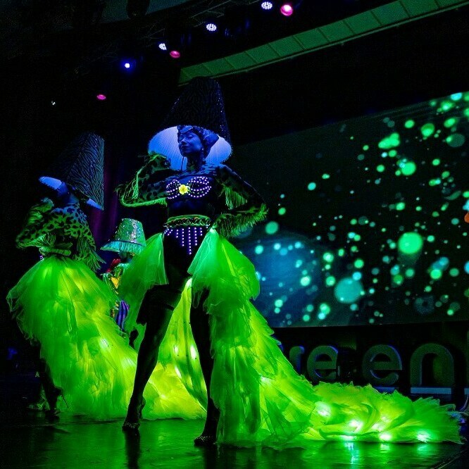 LUSTRA SHOW - восемь артистов в световых костюмах с абажурами на сцене