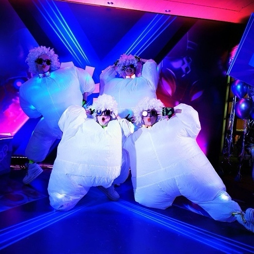 Танцоры в светодиодных костюмах пузырей QUINTESSENCE. Номер BUBBLES LOVE IT