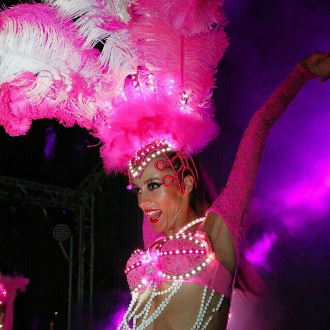 Танцы в светодиодных костюмах с перьями от QUINTESSENCE. Номер RIO! WOW!