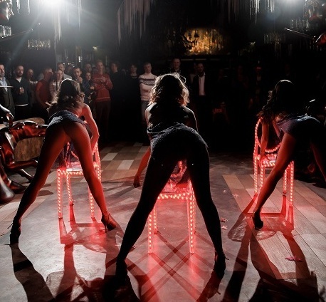 Световое шоу QUINTESSENCE номер со стульями BURLESQUE
