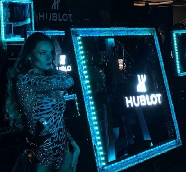Шоу QUINTESSENCE. Брендированный голографический вэлком "Малевичъ". Презентация часов HUBLOT в ЦУМе
