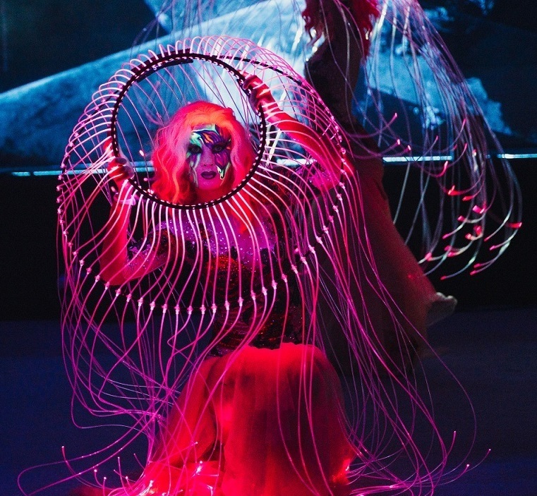 Неоновое ультрафиолетовое шоу в темноте