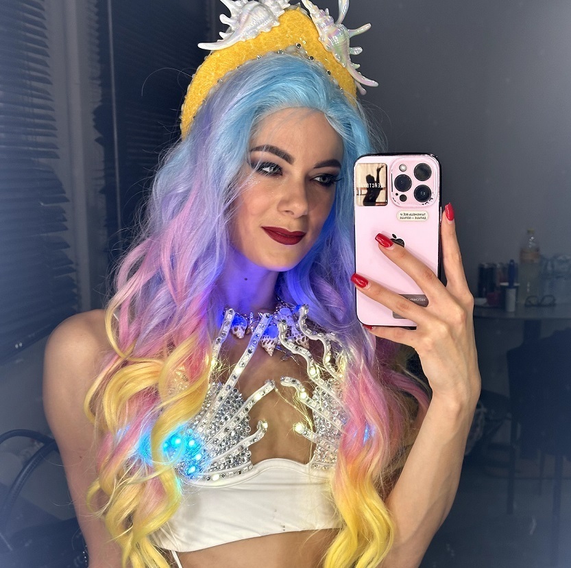 Русалка QUINTESSENCE готовится к шоу Русалка QUINTESSENCE готовится к шоу