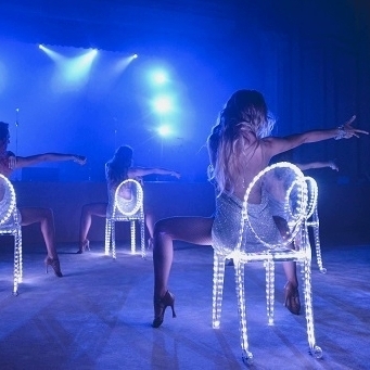 Бурлеск со стульями с светодиодной подсветкой - только в шоу QUINTESSENCE