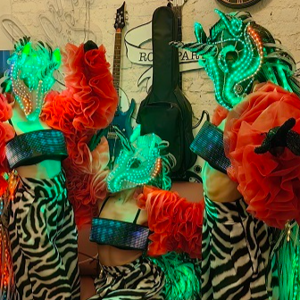 Артисты в образе лошади на встречу гостей