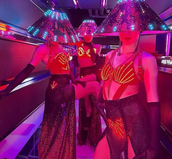 LADIES IN RED световой вокальный номер девушек в абажурах от SHOW QUINTESSENCE