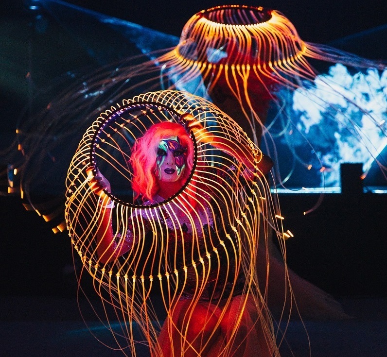 Большие светящиеся крутящиеся световые костюмы артисты заказать