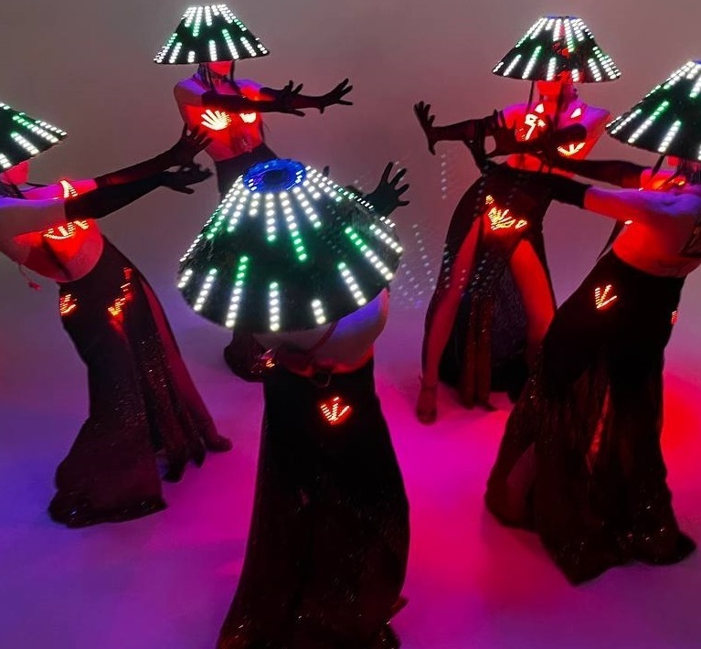 LADIES IN RED световой танцевальный номер девушек в абажурах от SHOW QUINTESSENCE