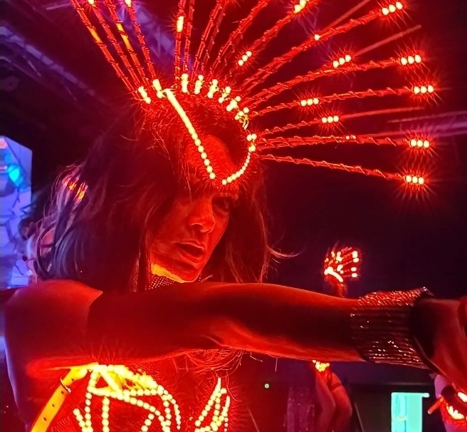 LADIES IN RED световой вокальный номер девушек торшеров от SHOW QUINTESSENCE