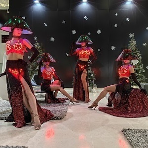 Девушки в световых абажурах
