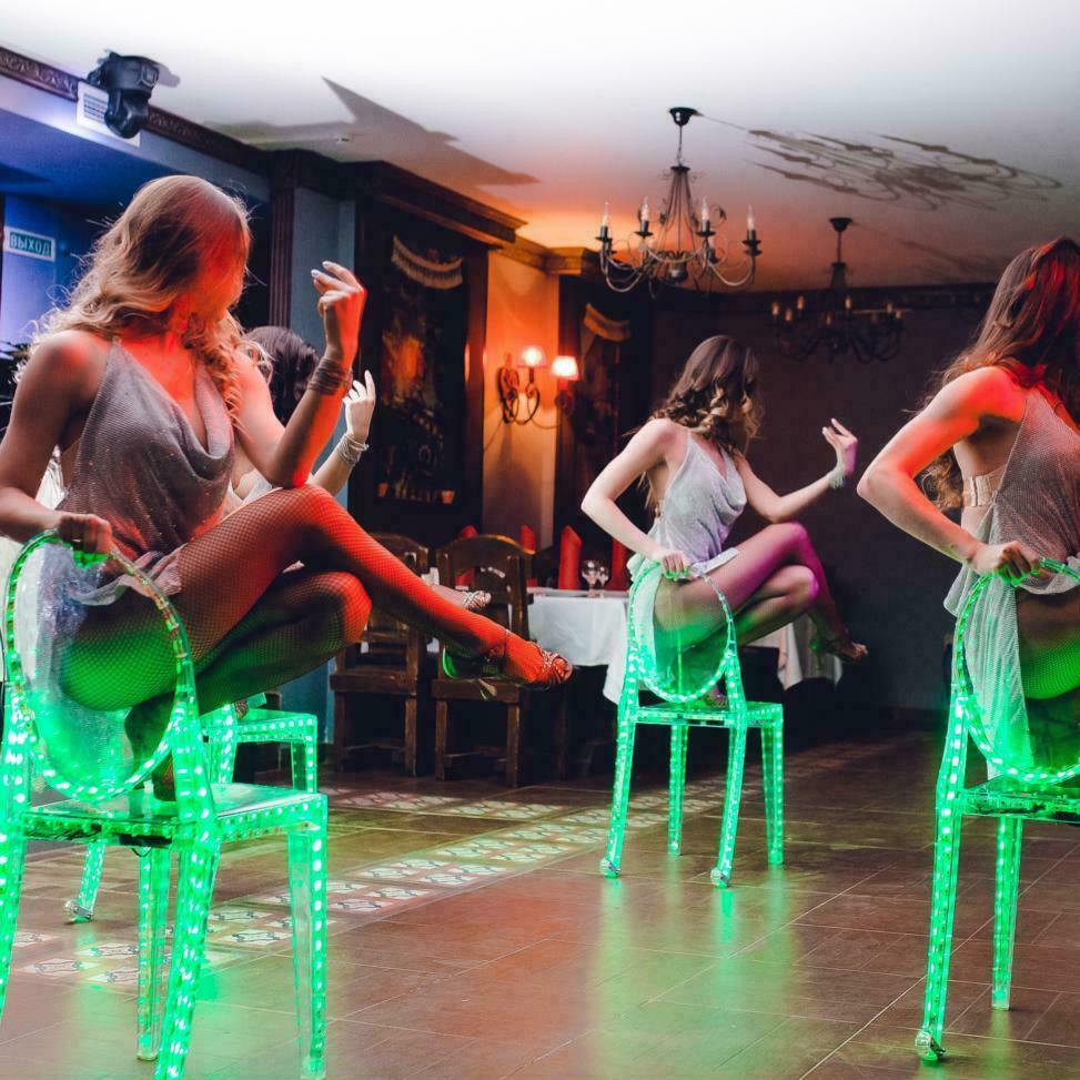 Танцевальный номер, где девушки танцуют со стульями