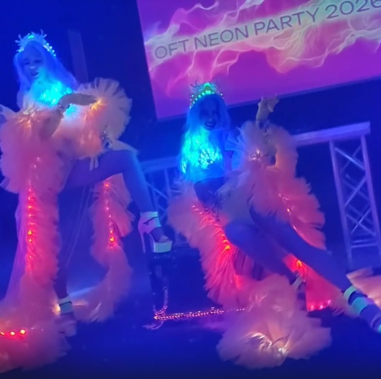 Световое шоу в образах русалок с дымом и пузырями Световое шоу в образах русалок с дымом и пузырями