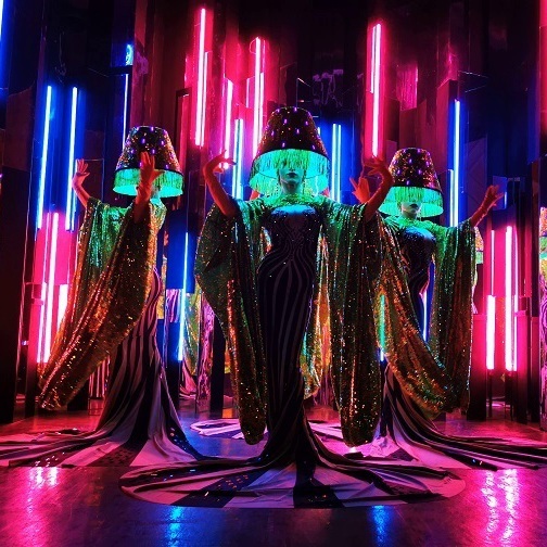 Танцевальный номер со световыми абажурами от шоу QUINTESSENCE - девушки люстры