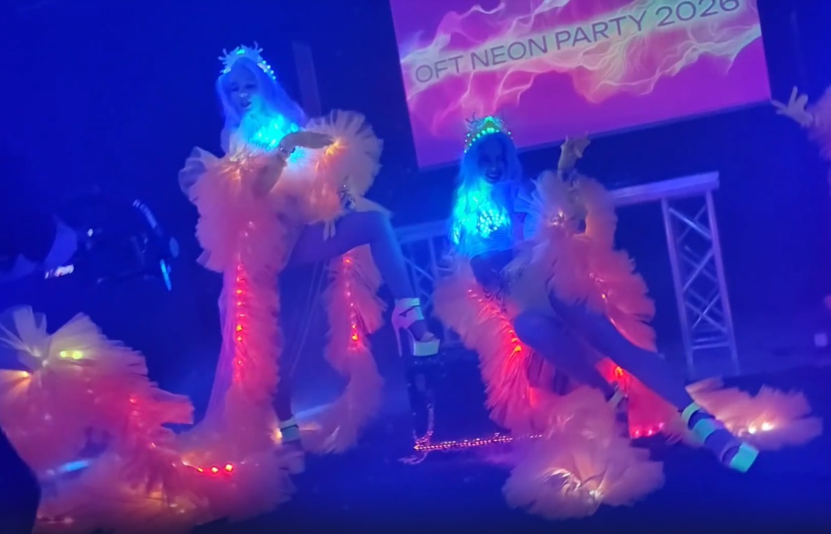 Световое шоу ONE LOVE на выпускной в ВУЗе Световое шоу ONE LOVE на выпускной в ВУЗе